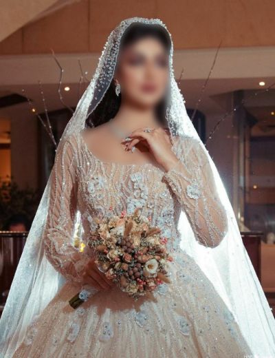 لباس عروس پوشیده با گل های برجسته