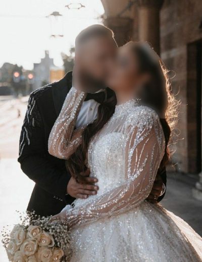 لباس عروس پوشیده با پارچه پولک دوزی شده
